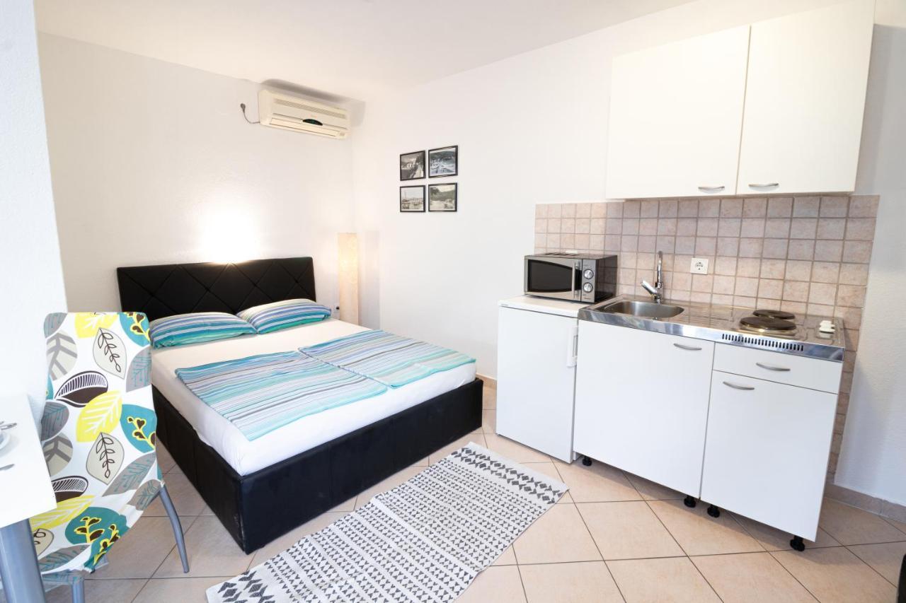 Apartments Dujmovic With Terrace Baska  Bagian luar foto